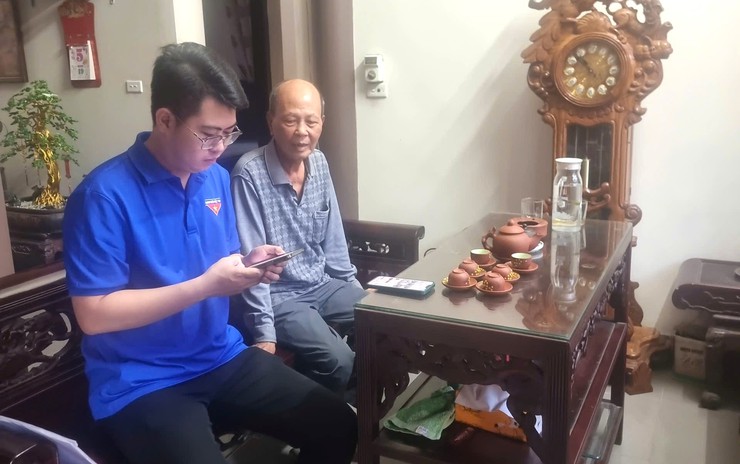Tuổi trẻ xã Bát Tràng ra quân hỗ trợ cài đặt ứng dụng "Sổ tay Đảng viên điện tử ICPV Book"- Ảnh 3.