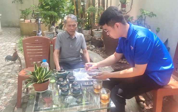 Tuổi trẻ xã Bát Tràng ra quân hỗ trợ cài đặt ứng dụng "Sổ tay Đảng viên điện tử ICPV Book"- Ảnh 4.