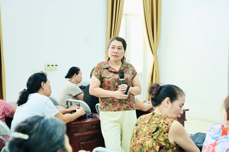 Trạm Y tế xã Phú Nghĩa tăng cường truyền thông chăm sóc các vấn đề về mắt và phòng chống bệnh mù lòa cho người dân- Ảnh 4.
