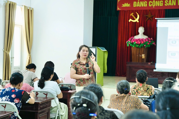 Trạm Y tế xã Phú Nghĩa tăng cường truyền thông chăm sóc các vấn đề về mắt và phòng chống bệnh mù lòa cho người dân- Ảnh 2.