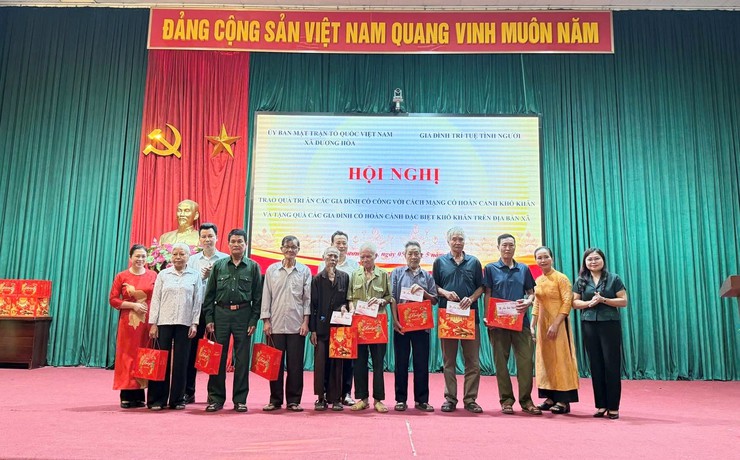 Trao tặng 60 suất quà cho các hộ có hoàn cảnh khó khăn trên địa bàn xã - Ảnh 1.