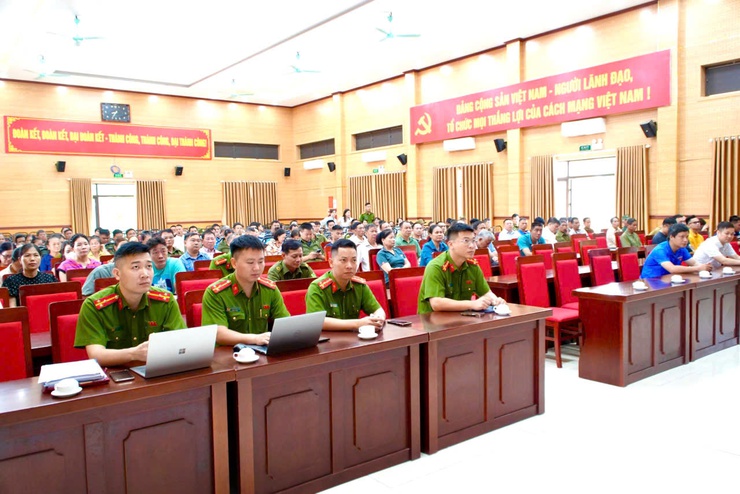 XÃ TÂY PHƯƠNG TỔ CHỨC HUẤN LUYỆN NGHIỆP VỤ PCCC VÀ CNCH CHO LỰC LƯỢNG DÂN PHÒNG NĂM 2026- Ảnh 1.