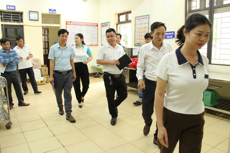 Ban Văn hóa – Xã hội HĐND xã Hòa Lạc giám sát trực tiếp bữa ăn bán trú tại các trường học- Ảnh 1.