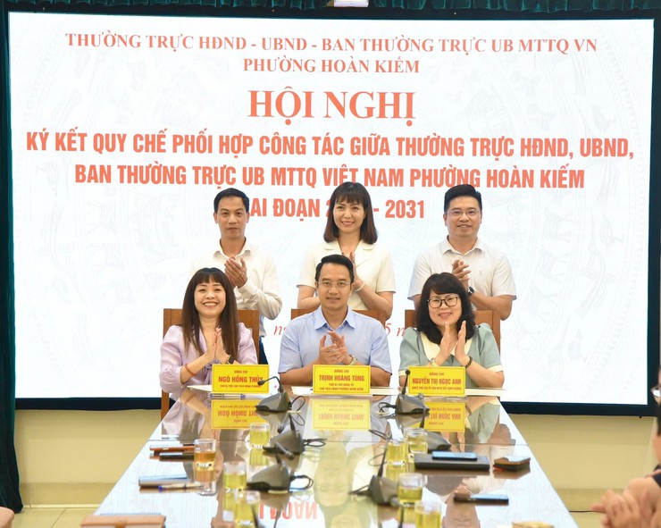 Thường trực HĐND - UBND - Ban Thường trực Ủy ban MTTQ Việt Nam phường Hoàn Kiếm ký kết chương trình phối hợp công tác - Ảnh 1.