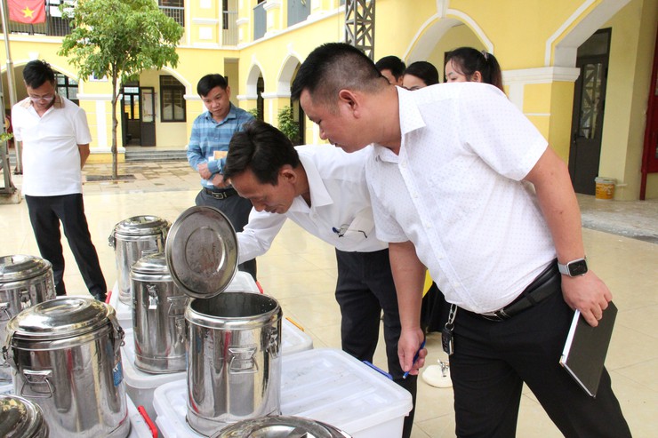 Ban Văn hóa – Xã hội HĐND xã Hòa Lạc giám sát trực tiếp bữa ăn bán trú tại các trường học- Ảnh 7.