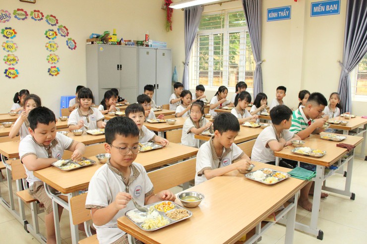 Ban Văn hóa – Xã hội HĐND xã Hòa Lạc giám sát trực tiếp bữa ăn bán trú tại các trường học- Ảnh 10.