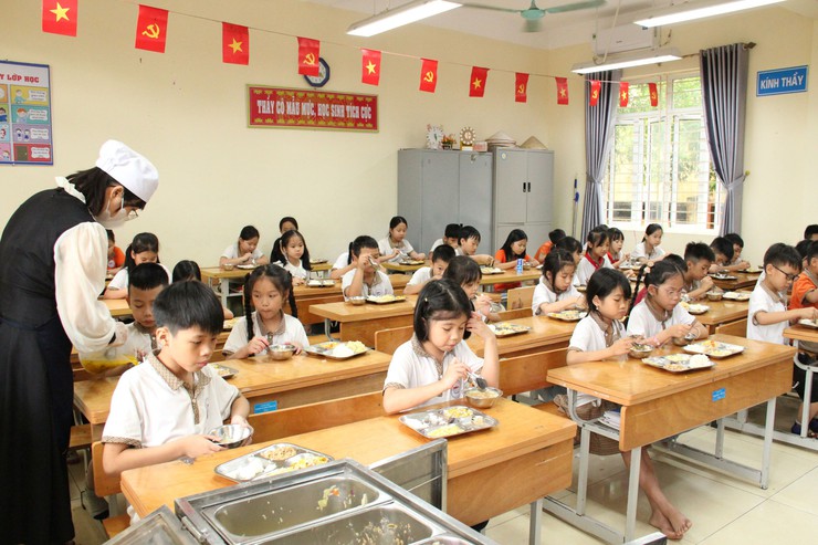 Ban Văn hóa – Xã hội HĐND xã Hòa Lạc giám sát trực tiếp bữa ăn bán trú tại các trường học- Ảnh 11.