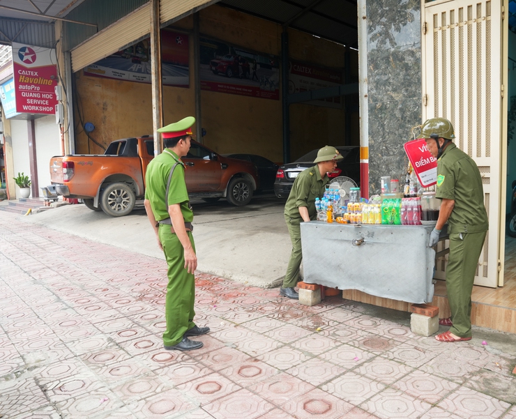 BCĐ 197 PHƯỜNG SƠN TÂY RA QUÂN ĐẢM BẢO TRẬT TỰ ĐÔ THỊ TẠI NHIỀU TUYẾN PHỐ TRÊN ĐỊA BÀN- Ảnh 11.