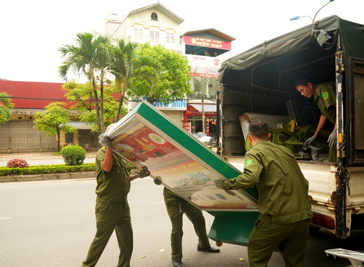 BCĐ 197 PHƯỜNG SƠN TÂY RA QUÂN ĐẢM BẢO TRẬT TỰ ĐÔ THỊ TẠI NHIỀU TUYẾN PHỐ TRÊN ĐỊA BÀN- Ảnh 13.