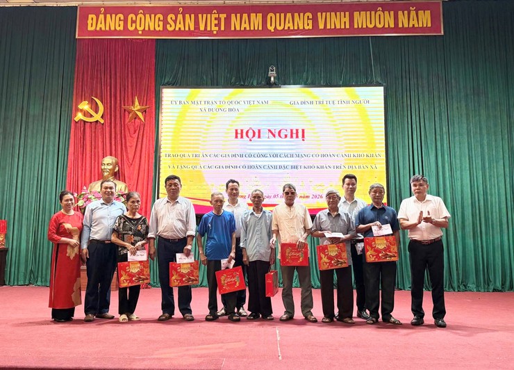 Trao tặng 60 suất quà cho các hộ có hoàn cảnh khó khăn trên địa bàn xã - Ảnh 2.