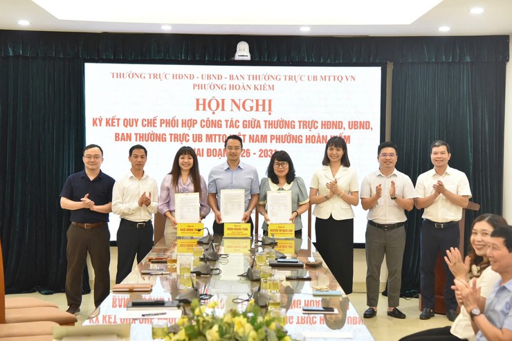 Thường trực HĐND - UBND - Ban Thường trực Ủy ban MTTQ Việt Nam phường Hoàn Kiếm ký kết chương trình phối hợp công tác - Ảnh 2.