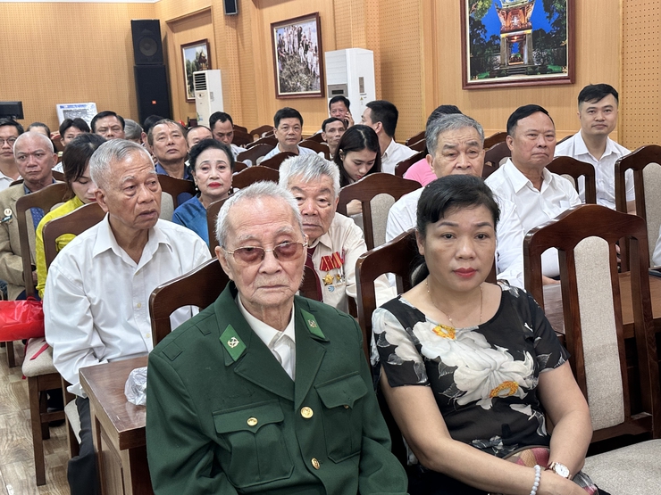Đảng bộ xã Đại Thanh trao tặng, truy tặng 58 Huy hiệu Đảng đợt 19/5/2026.- Ảnh 17.