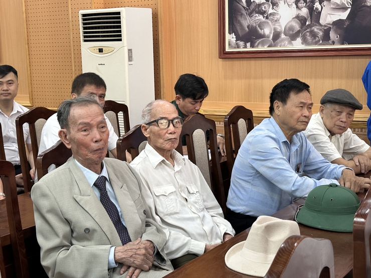 Đảng bộ xã Đại Thanh trao tặng, truy tặng 58 Huy hiệu Đảng đợt 19/5/2026.- Ảnh 16.