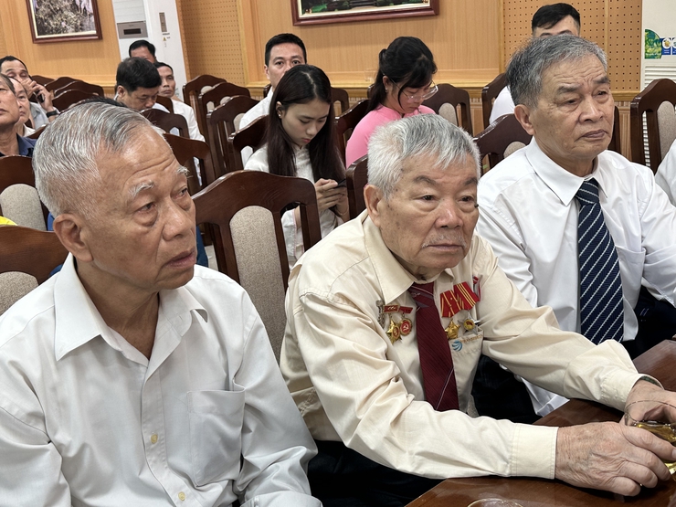 Đảng bộ xã Đại Thanh trao tặng, truy tặng 58 Huy hiệu Đảng đợt 19/5/2026.- Ảnh 13.