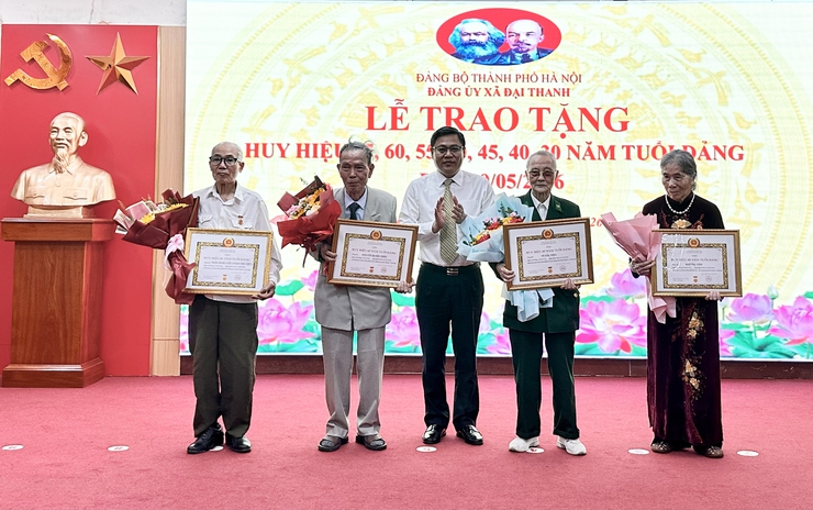 Đảng bộ xã Đại Thanh trao tặng, truy tặng 58 Huy hiệu Đảng đợt 19/5/2026.- Ảnh 1.