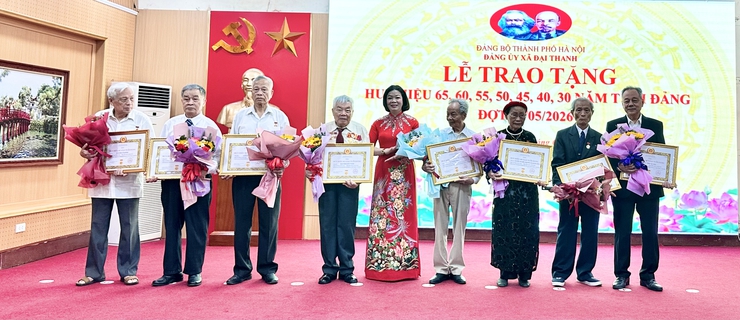 Đảng bộ xã Đại Thanh trao tặng, truy tặng 58 Huy hiệu Đảng đợt 19/5/2026.- Ảnh 2.