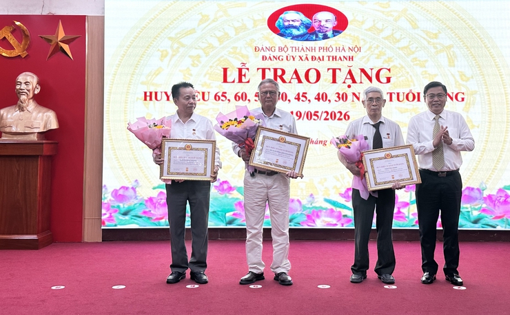 Đảng bộ xã Đại Thanh trao tặng, truy tặng 58 Huy hiệu Đảng đợt 19/5/2026.- Ảnh 3.