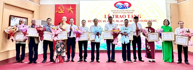 Đảng bộ xã Đại Thanh trao tặng, truy tặng 58 Huy hiệu Đảng đợt 19/5/2026.- Ảnh 5.