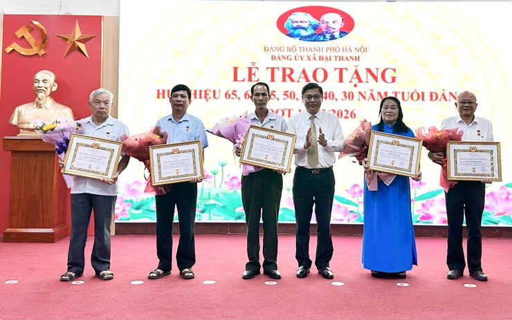Đảng bộ xã Đại Thanh trao tặng, truy tặng 58 Huy hiệu Đảng đợt 19/5/2026.- Ảnh 6.