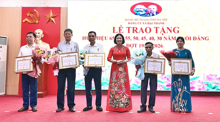 Đảng bộ xã Đại Thanh trao tặng, truy tặng 58 Huy hiệu Đảng đợt 19/5/2026.- Ảnh 7.