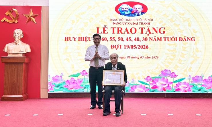 Đảng bộ xã Đại Thanh trao tặng, truy tặng 58 Huy hiệu Đảng đợt 19/5/2026.- Ảnh 8.