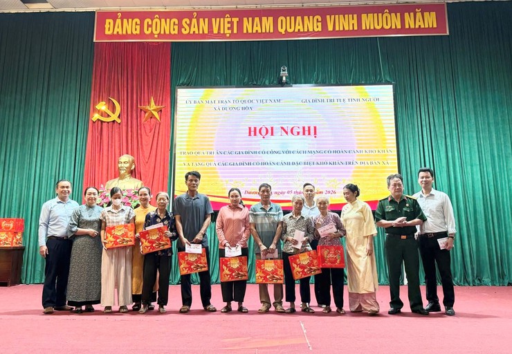 Trao tặng 60 suất quà cho các hộ có hoàn cảnh khó khăn trên địa bàn xã - Ảnh 3.