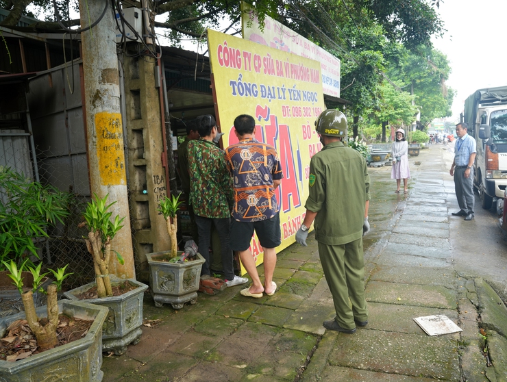 BCĐ 197 PHƯỜNG SƠN TÂY RA QUÂN ĐẢM BẢO TRẬT TỰ ĐÔ THỊ TẠI NHIỀU TUYẾN PHỐ TRÊN ĐỊA BÀN- Ảnh 2.