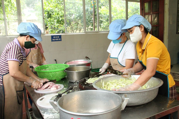 Ban Văn hóa – Xã hội HĐND xã Hòa Lạc giám sát trực tiếp bữa ăn bán trú tại các trường học- Ảnh 3.