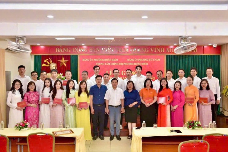 Hoàn Kiếm - Cửa Nam đẩy mạnh tạo nguồn phát triển đảng viên trong doanh nghiệp ngoài khu vực Nhà nước- Ảnh 1.