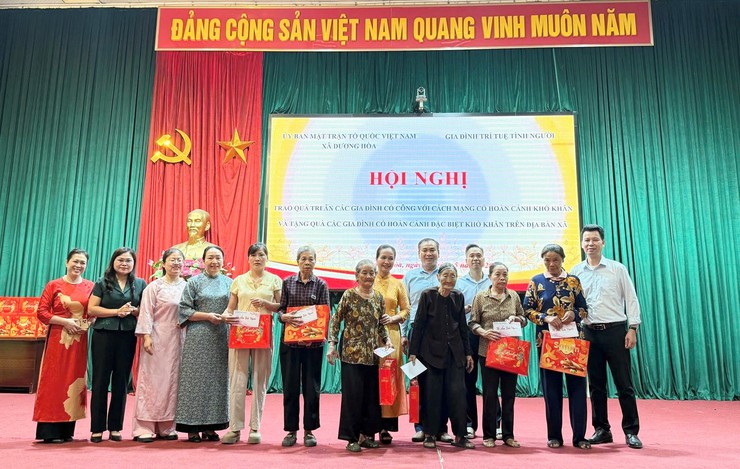 Trao tặng 60 suất quà cho các hộ có hoàn cảnh khó khăn trên địa bàn xã - Ảnh 4.