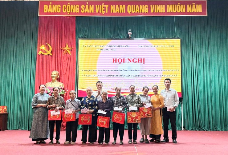 Trao tặng 60 suất quà cho các hộ có hoàn cảnh khó khăn trên địa bàn xã - Ảnh 5.