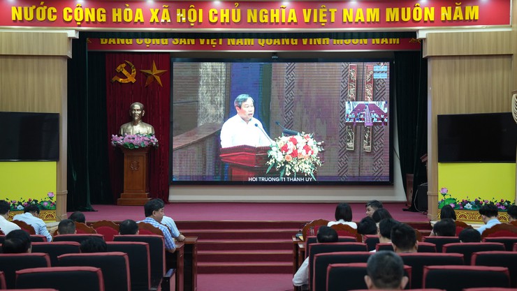 Đảng uỷ xã dự hội nghị quán triệt, thi hành Luật Thủ đô năm 2026 và giao ban định kỳ giữa Thành phố với cơ sở - Ảnh 4.