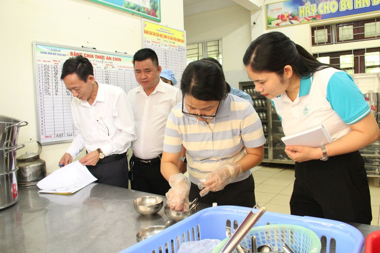 Ban Văn hóa – Xã hội HĐND xã Hòa Lạc giám sát trực tiếp bữa ăn bán trú tại các trường học- Ảnh 4.