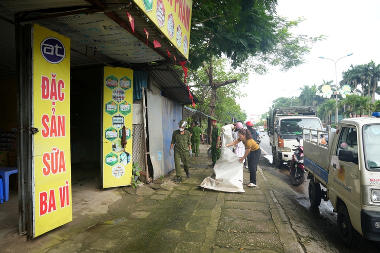BCĐ 197 PHƯỜNG SƠN TÂY RA QUÂN ĐẢM BẢO TRẬT TỰ ĐÔ THỊ TẠI NHIỀU TUYẾN PHỐ TRÊN ĐỊA BÀN- Ảnh 4.