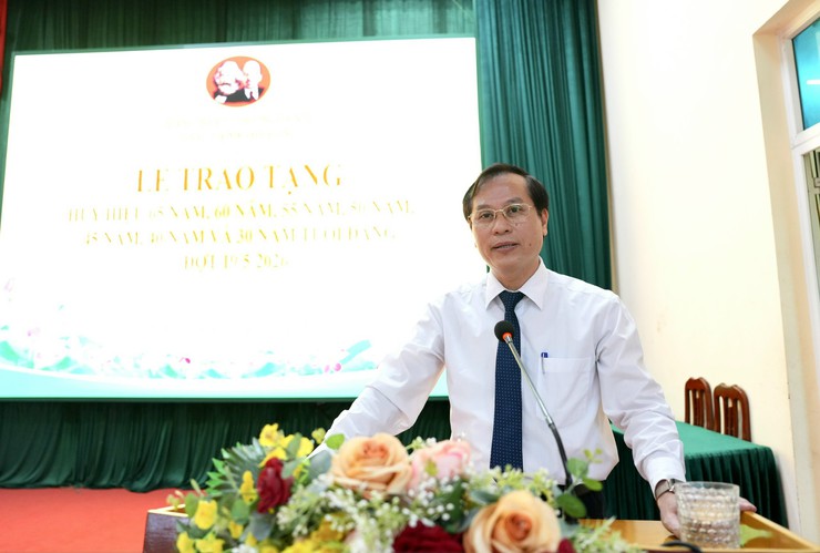 Lễ trao tặng Huy hiệu Đảng đợt 19/05/2026- Ảnh 11.