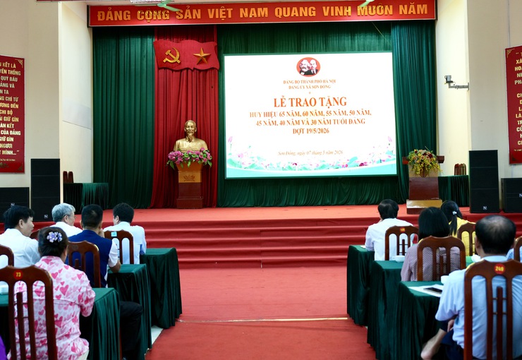 Lễ trao tặng Huy hiệu Đảng đợt 19/05/2026- Ảnh 1.