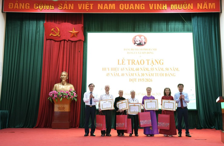 Lễ trao tặng Huy hiệu Đảng đợt 19/05/2026- Ảnh 4.