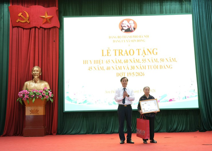 Lễ trao tặng Huy hiệu Đảng đợt 19/05/2026- Ảnh 5.