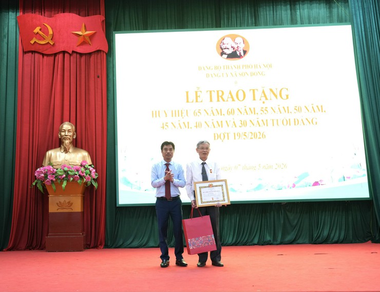 Lễ trao tặng Huy hiệu Đảng đợt 19/05/2026- Ảnh 6.