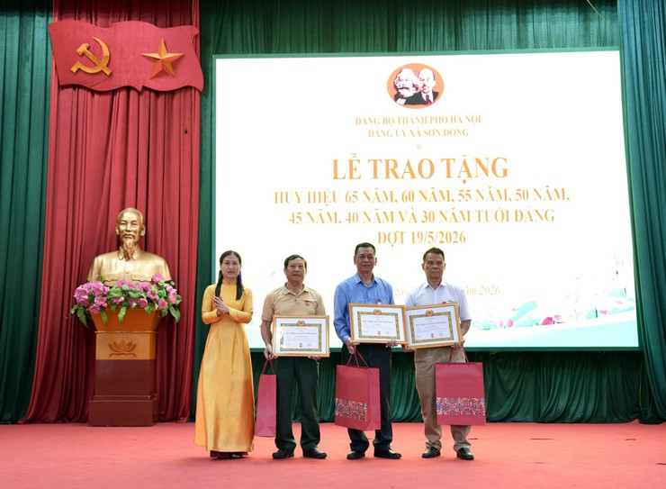 Lễ trao tặng Huy hiệu Đảng đợt 19/05/2026- Ảnh 7.