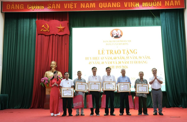 Lễ trao tặng Huy hiệu Đảng đợt 19/05/2026- Ảnh 8.