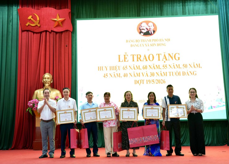 Lễ trao tặng Huy hiệu Đảng đợt 19/05/2026- Ảnh 9.