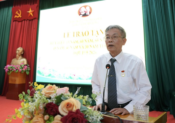 Lễ trao tặng Huy hiệu Đảng đợt 19/05/2026- Ảnh 10.