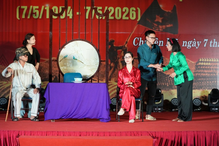 Chuyên Mỹ sôi nổi đêm nghệ thuật chào mừng kỷ niệm 72 năm Chiến thắng Điện Biên Phủ (7/5/1954 - 7/5/2026) - Ảnh 4.