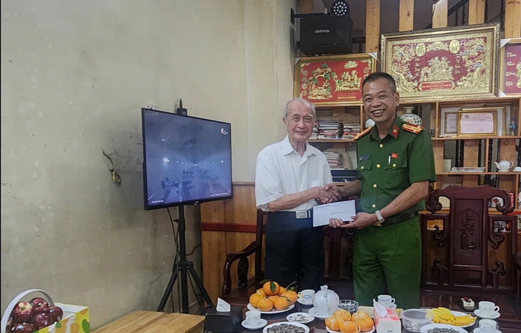 Nghĩa tình tháng Tư: Công an phường Long Biên tri ân cán bộ từng tham gia chiến trường B, C, K.- Ảnh 1.