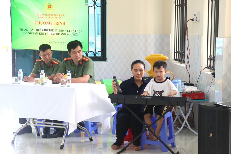 Công an xã Đại Xuyên tặng đàn cho trẻ em khuyết tật dịp 1/6- Ảnh 3.