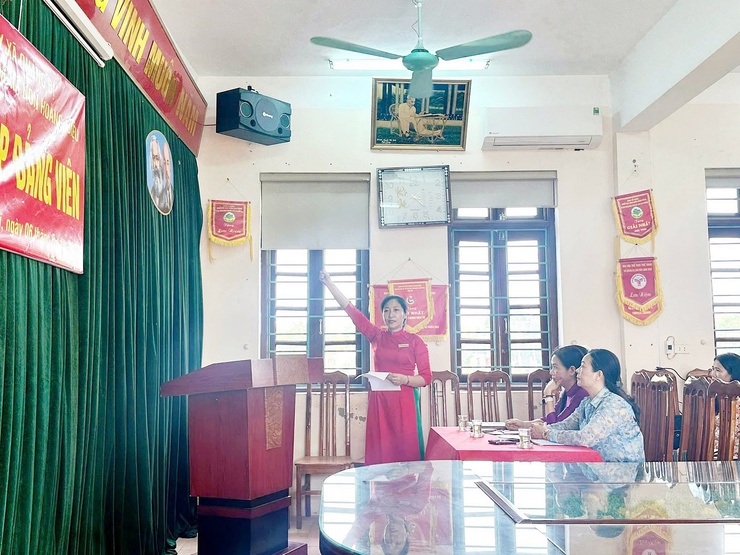 Chi bộ Trường Mầm non Hoàng Diệu tổ chức Lễ kết nạp Đảng viên mới- Ảnh 2.