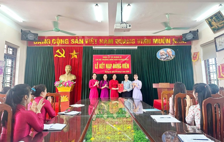 Chi bộ Trường Mầm non Hoàng Diệu tổ chức Lễ kết nạp Đảng viên mới- Ảnh 1.