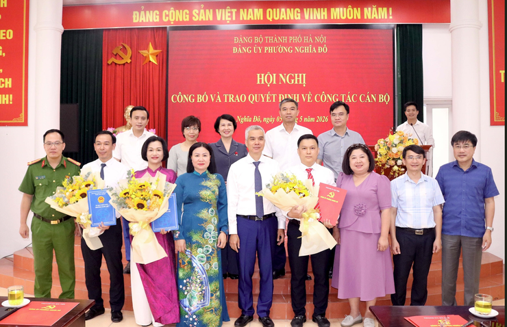 Phường Nghĩa Đô công bố và trao quyết định về công tác cán bộ- Ảnh 2.