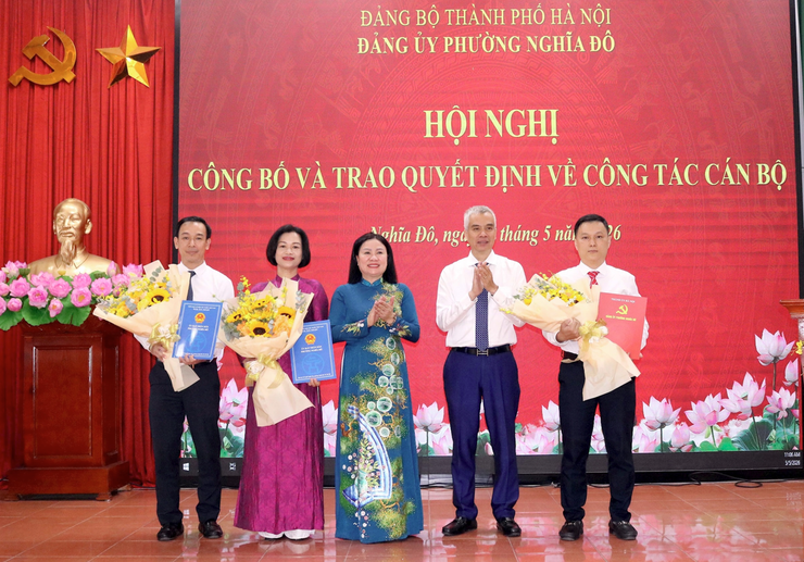 Phường Nghĩa Đô công bố và trao quyết định về công tác cán bộ- Ảnh 1.
